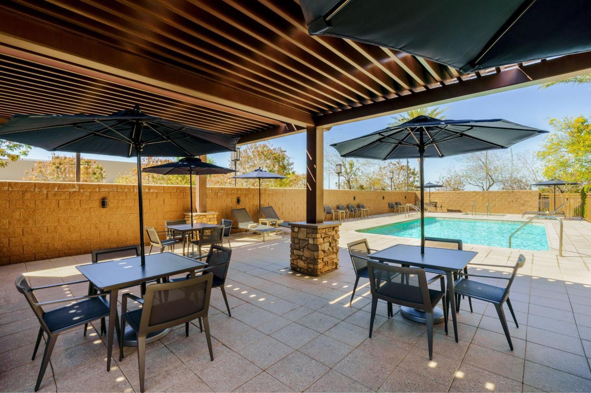 Courtyard By Marriott Phoenix Mesa Gateway Airport Buitenkant foto