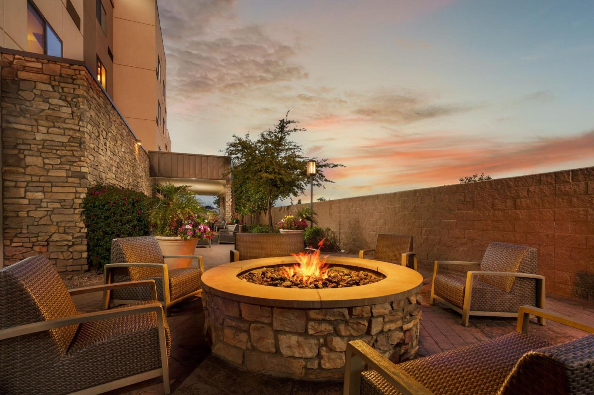 Courtyard By Marriott Phoenix Mesa Gateway Airport Buitenkant foto